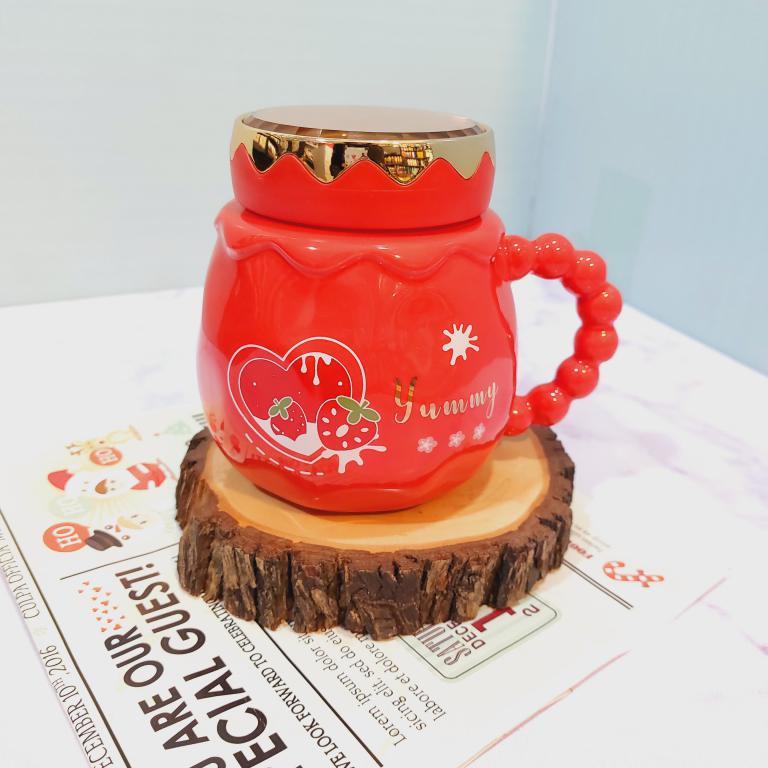 ماگ درپیچی توت فرنگی دسته برجسته کد 1567