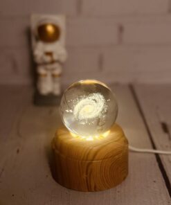 گوی کیرستالی چراغدار چرخشی موزیکال پایه چوبی کد 2143