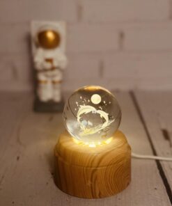 گوی کیرستالی چراغدار چرخشی موزیکال پایه چوبی کد 2143