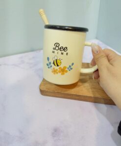 ماگ فانتزی طرح زنبور قاشق چوبی کد 2203