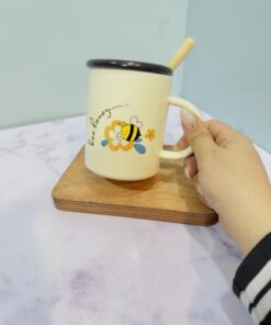 ماگ فانتزی طرح زنبور قاشق چوبی کد 2203