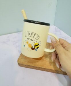 ماگ فانتزی طرح زنبور قاشق چوبی کد 2203