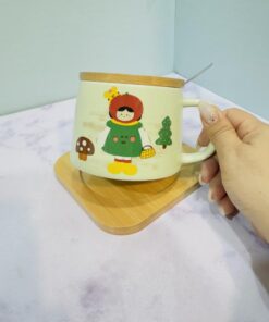 ماگ فانتزی طرح دختر تپلی سینی چوبی دار کد 2210