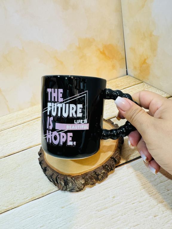 ماگ دسته مرواریدی مشکی فونت دار کد 2344