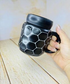 ماگ درپیچی طرح کندو مشکی کد 2506