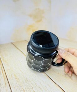 ماگ درپیچی طرح کندو مشکی کد 2506