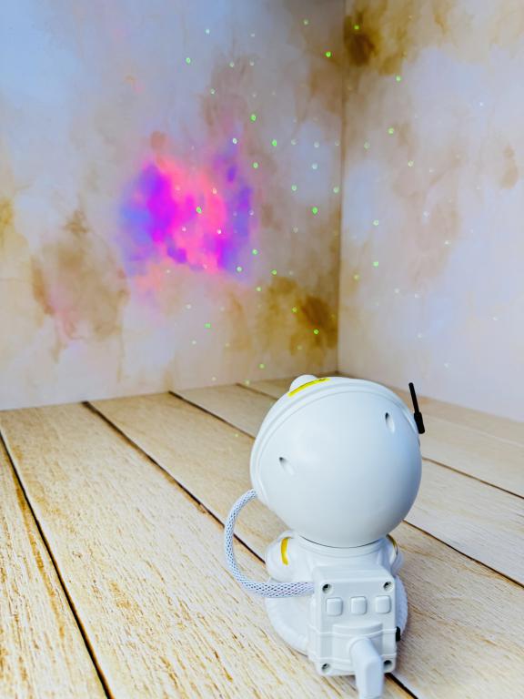 چراغ خواب و رقص نور فانتزی طرح فضانورد نشسته کد 2587