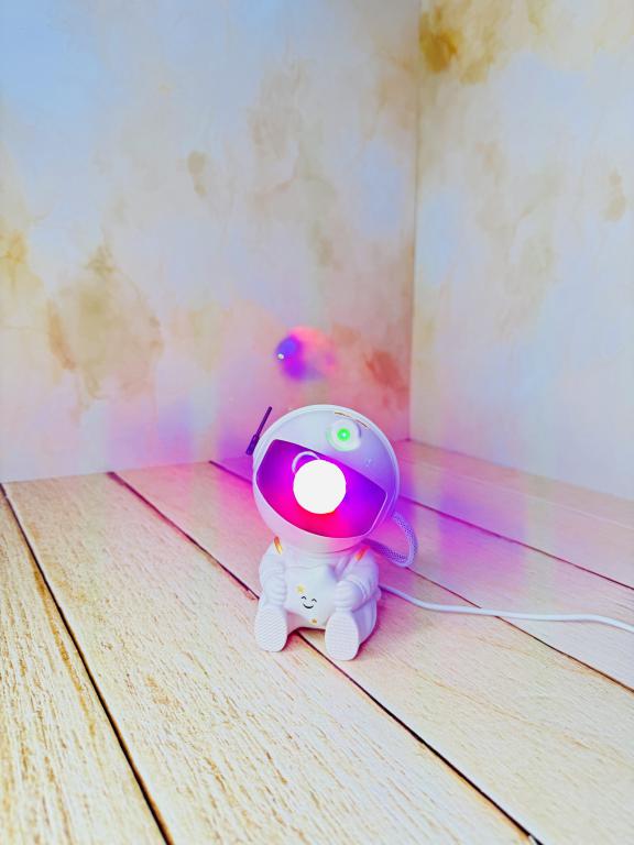 چراغ خواب و رقص نور فانتزی طرح فضانورد نشسته کد 2587