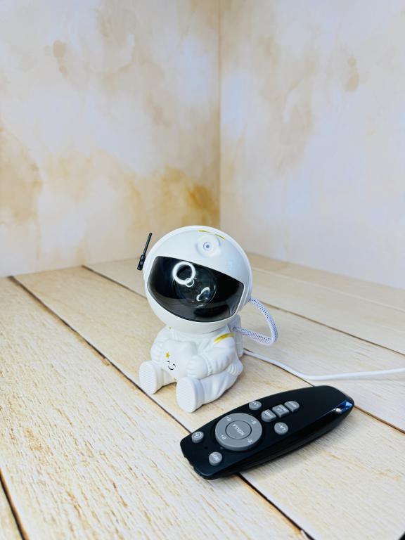 چراغ خواب و رقص نور فانتزی طرح فضانورد نشسته کد 2587