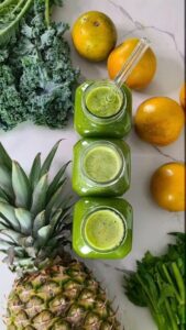 لیوان اسموتی شیشهای با نی و درب چوبی