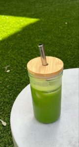 لیوان اسموتی شیشهای با نی و درب چوبی مناسب نوشیدنی سرد