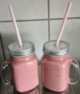 لیوان اسموتی درب پیچی نی دار