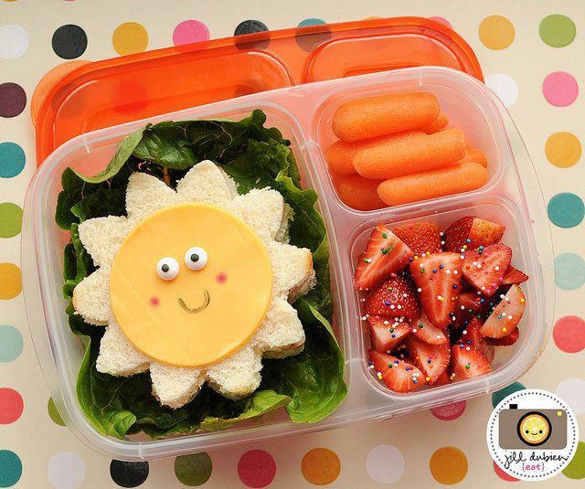 آماده کردن غذای خانگی برای کودک با چیدمان جذاب