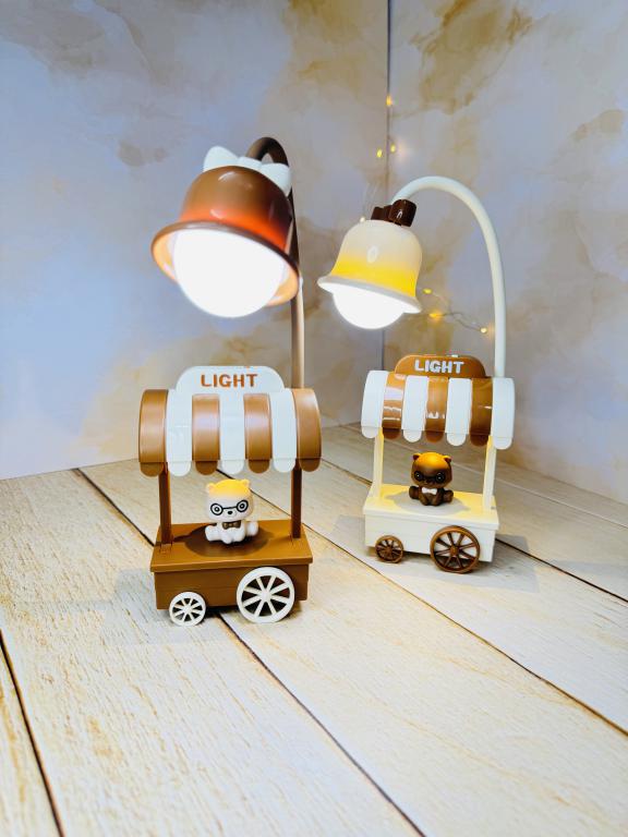 چراغ مطالعه فانتزی رومیزی طرح خرس قهوه فروش کد 2836