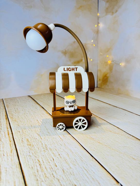 چراغ مطالعه فانتزی رومیزی طرح خرس قهوه فروش کد 2836