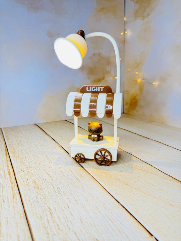 چراغ مطالعه فانتزی رومیزی طرح خرس قهوه فروش کد 2836