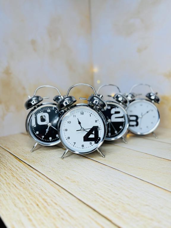 ساعت رومیزی شماطه دار استیل سیاه سفید کد 2875