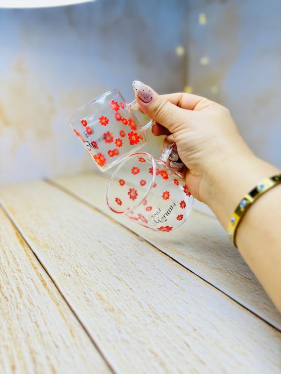 شات قهوه پیرکس گرد گل قرمز دسته دار کد 2935