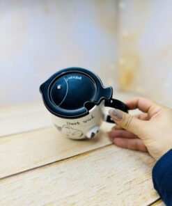 ماگ درب فانتزی سرامیکی طرح گربه دم برجسته کد 2959